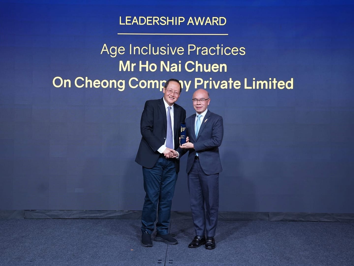 Mr Ho Nai Chuen receivingLeadership Award from Dr Tan See Leng