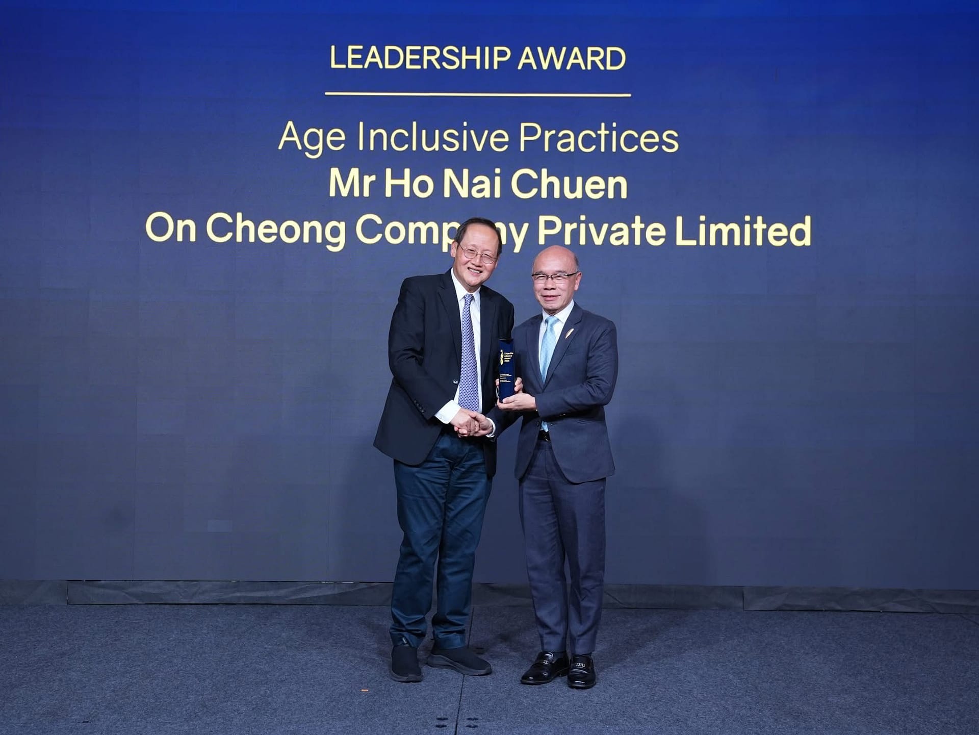 Mr Ho Nai Chuen receivingLeadership Award from Dr Tan See Leng